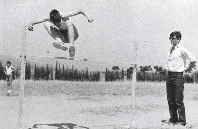 Concurs de salt d'alçada al camp de futbol l'any 1960. Josep M Bagué saltador i Josep Artigas controlador.