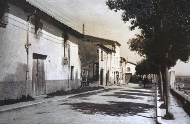 Final del carrer dels Dolors amb les cases de Cal Ferrer Villar i Can Gaget, avui desaparegudes per l'obertura del carrer Josep Pla. Al fons, l'antiga capella dels Dolors, avui també desapareguda.