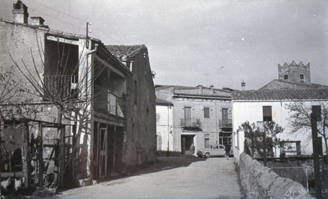 Antic passatge o carrer de Sota Camí abans de les reformes i noves edificacions posteriors. Al fons l'antiga carniceria Ca la Marina.