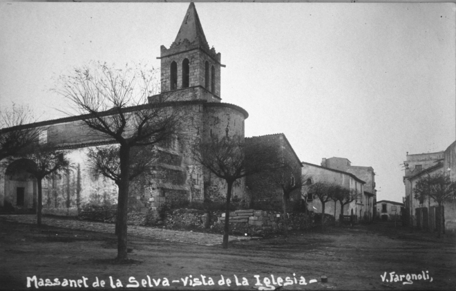 Vista de la plaça de l'Església abans d'esser retirades les últimes restes de l'antic cementiri parroquial