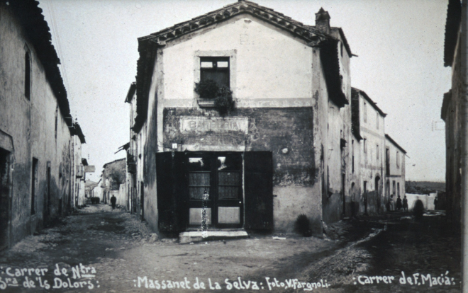 Vista del carrer dels Dolors i de Francesc Macià, avui carrer Migdia amb la casa barberia Lluís Pi, avui desapareguda.