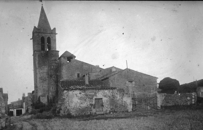 Detall del campanar amb l'antiga casa torre Manresa, avui restaurda