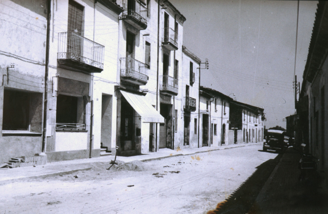 Detall del carrer dels Dolors amb la fleca de Can Paret Manté, el garatge d'en Peret dels Autos i la casa Can Martinet de la Pineda. Avui tot és canviat per successives reformes.