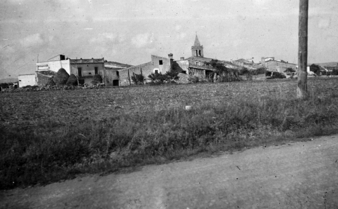 Vista de la Vila des del final del carrer de Sant Sebastià amb els pallers de l'era de Can Poch