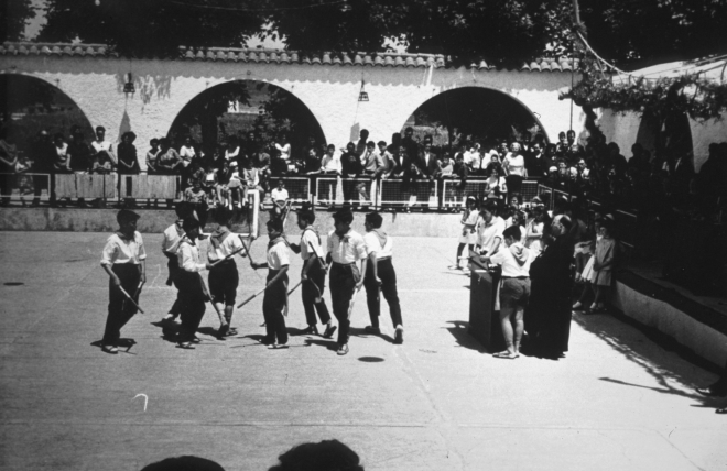 Festival a la Pista Jardí.

Grup de Ball de Bastons de Martorell amb el rector Mn Conrad i el de Maçanet Mn Francesc Berga que tocava el piano.