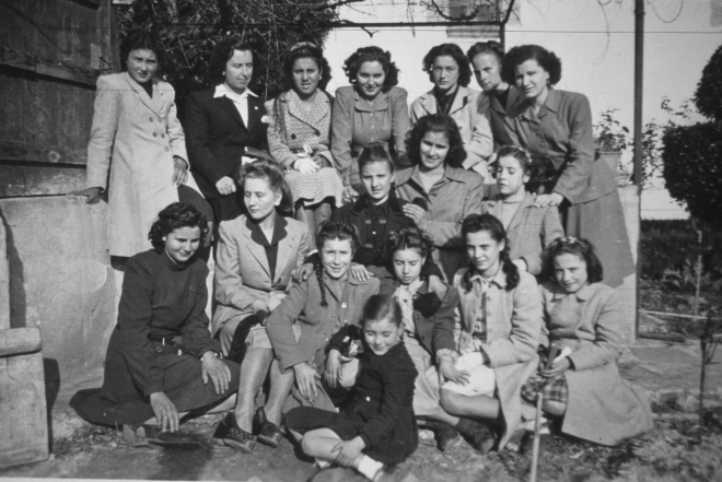 Coral Parroquial a l'abril de 1946.

Paquita Xarbau, Pilar Deulofeu, Dolors Surís, Joaquima Orench, Rosa Ruscalleda, Joaquima Ferrer, Concepció Oliveras, M Teresa Oliveras, Carme Rossell, Isable Parera, Salvadora Figueras, M Teresa Trincheria, Dolors Bosch, M Teresa Fàbregas, Anita Morell, Pilar Rovira, Teresa Parera.