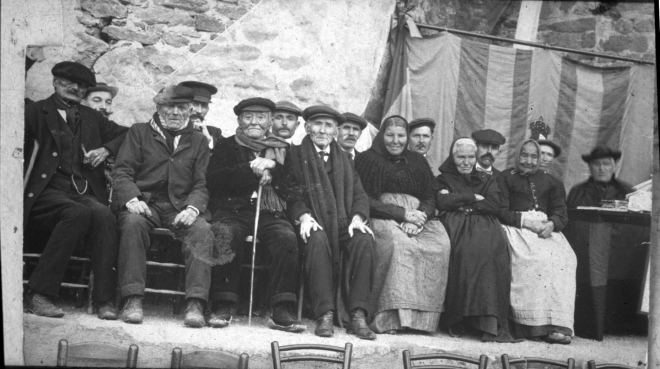 Festa d'homenatge a la vellesa l'any 1920; a la foto: L'avi Aspré, l'avi Morral, l'avi Moixi, l'avi Manté, l'àvia de Can Xeu, l'àvia Nitu Mestres i l'àvia Abel Cabanyes i el rector Mn Joan Vicens.