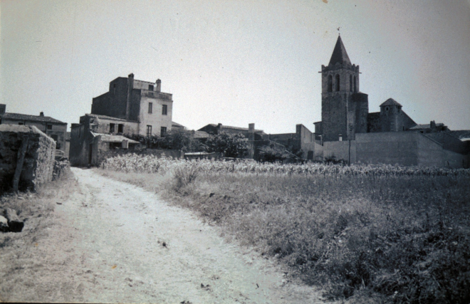 Terrenys del darrera del campanar avui urbanitzats i parcialment edificats amb l'obertura de l'avinguda de Sant Llorenç.