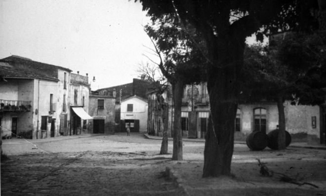 Vista parcial de la plaça de l'Església l'any 1945