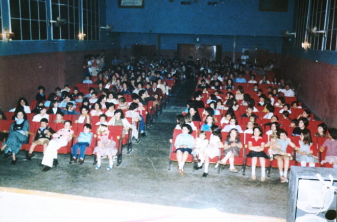 Aspecte del local de la Societat Recreativa amb un concurs de dibuix el 1978