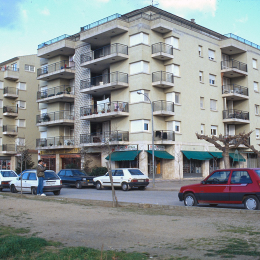 Nova imatge de Maçanet moderna. 

Blocs de pisos de l'avinguda Catalunya.