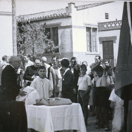Benedicció i inaguració dels habitatges protegits de l'obra sindical del hogar l'any 1948.

Entre els assistents: Martí Rossell, Joan Orench, Mn. Josep Planells, Magí Clario, Narcís Planas, Joan Viader Forts, Joan Viader Pijoan, Pere Parera, Pepito Reyner i altres.