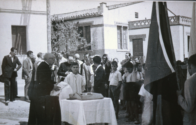 Benedicció i inaguració dels habitatges protegits de l'obra sindical del hogar l'any 1948.

Entre els assistents: Martí Rossell, Joan Orench, Mn. Josep Planells, Magí Clario, Narcís Planas, Joan Viader Forts, Joan Viader Pijoan, Pere Parera, Pepito Reyner i altres.