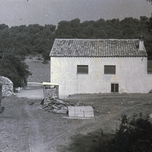 Vista de la masia Can Vendrell des del costat est de la casa.