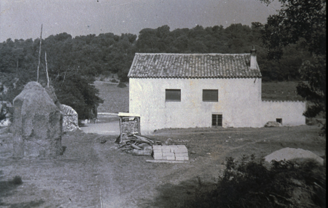 Vista de la masia Can Vendrell des del costat est de la casa.