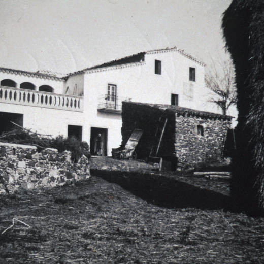 Vista de la masia Can Vendrell del veïnat Coma Juliana
