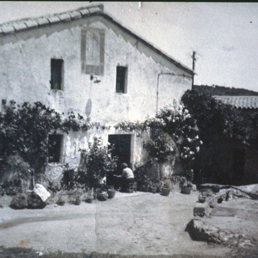 Vista de la masia Can Pere Bonic abans de les obres de modernització de la casa.