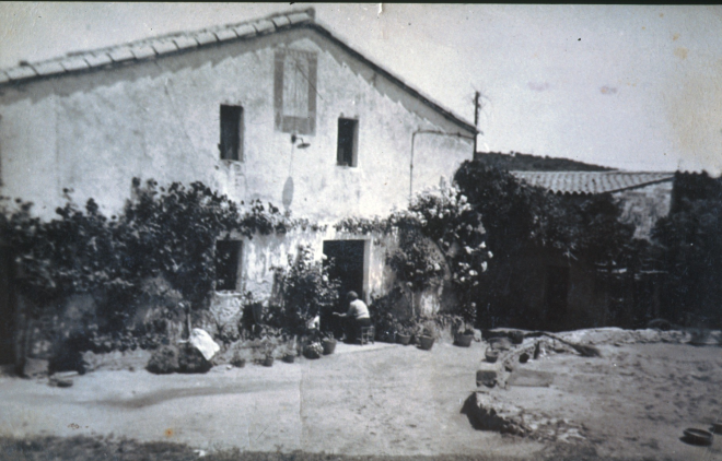 Vista de la masia Can Pere Bonic abans de les obres de modernització de la casa.