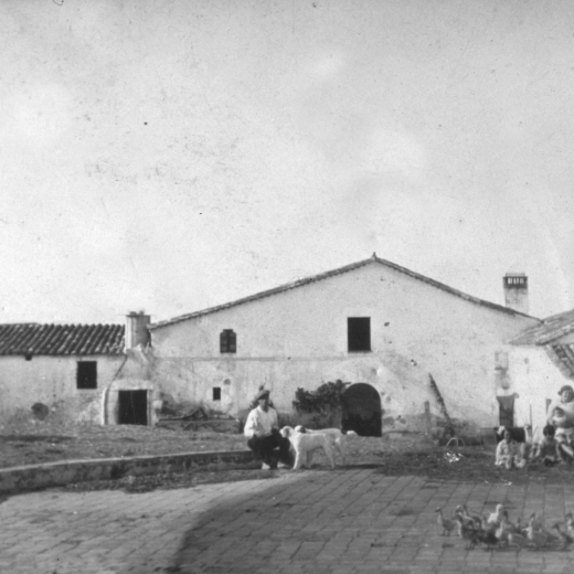 Vista de la masia Ca l'Esparra els anys 40