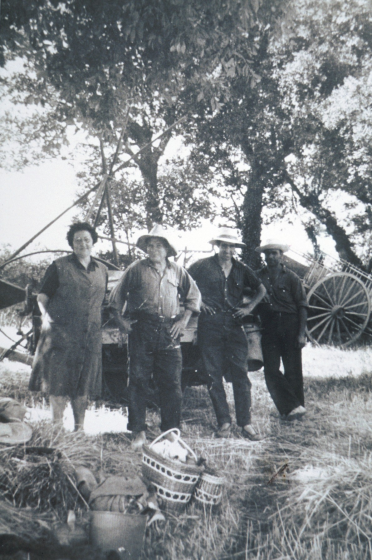 Maria Bancells, Lluís Prats, Lluís Sureda i Llorenç Prats a punt per esmorzar en el camp en un dels treballs de la sega.