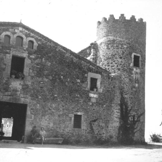 Vista de la fatxada principal i entrada de la torre de Cartellà