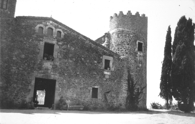 Vista de la fatxada principal i entrada de la torre de Cartellà