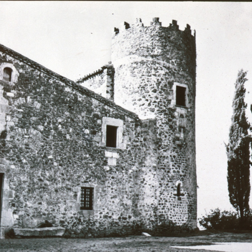 Vista de la fatxada principal de la Torre-fortalesa de Cartellà