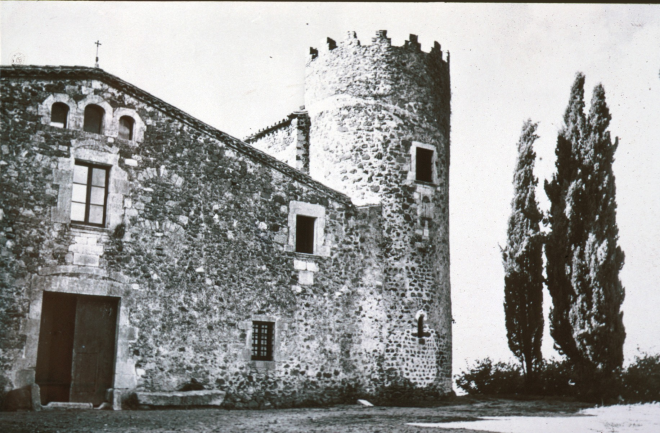 Vista de la fatxada principal de la Torre-fortalesa de Cartellà