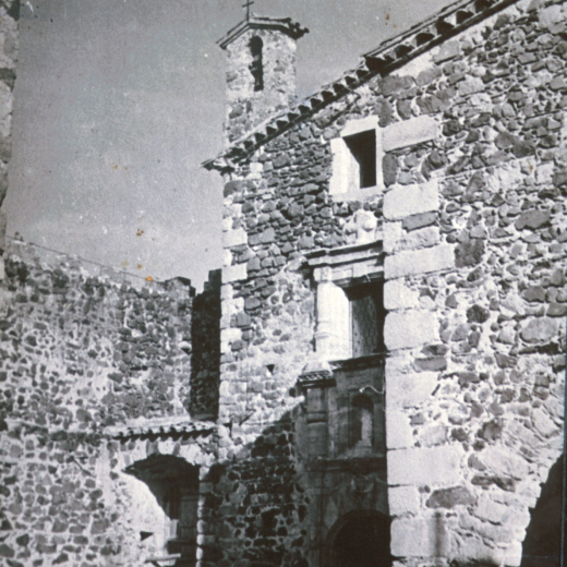 Interior de la fortalesa de Cartellà amb l'entrada a al Capella de Sant Jaume.
