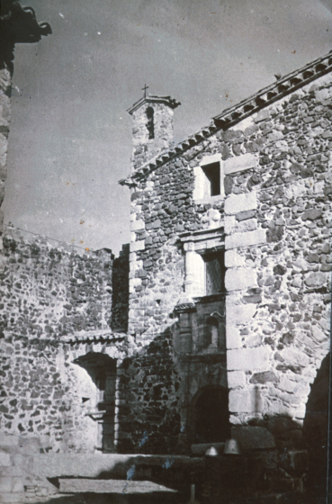 Interior de la fortalesa de Cartellà amb l'entrada a al Capella de Sant Jaume.