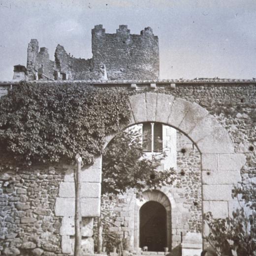 Entrada principal de la Torre de Marata vista des de la part exterior de la muralla.