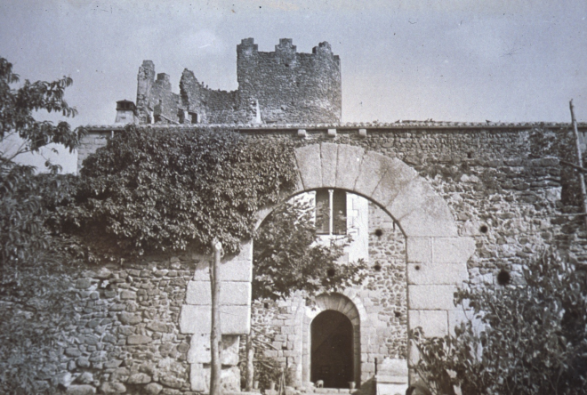 Entrada principal de la Torre de Marata vista des de la part exterior de la muralla.