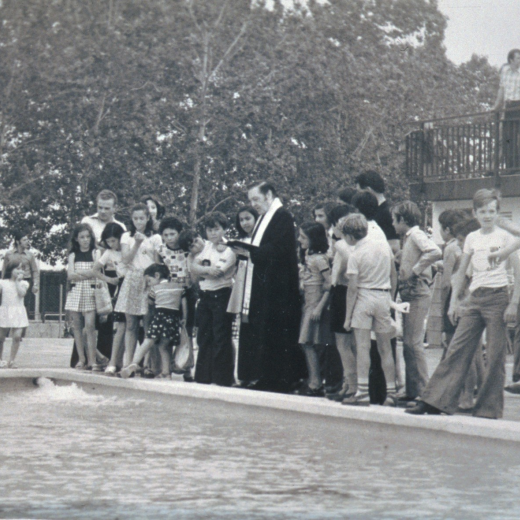 Benedicció de la piscina municiapl pel Sr. rector Mn. Francesc Berga. Entre els assistents en Narcís Bosch, en Narcís Aymerich i en Josep Vida.