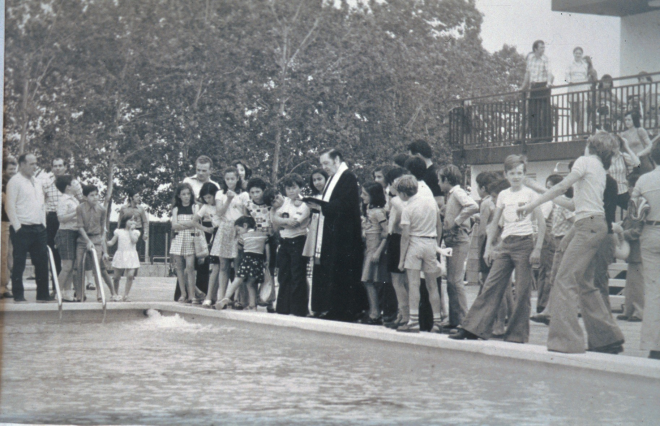 Benedicció de la piscina municiapl pel Sr. rector Mn. Francesc Berga. Entre els assistents en Narcís Bosch, en Narcís Aymerich i en Josep Vida.
