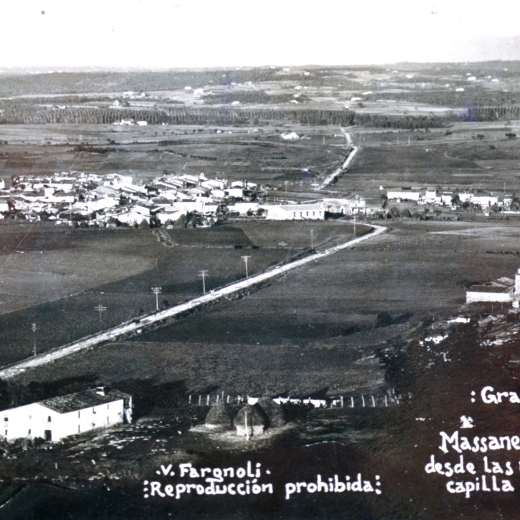 Vista de la Vila de Maçanet quan ja s'han construït els nous col·legis i la carretera comarcal als primers anys d'aquesta dècada dels anys 20.