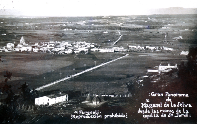 Vista de la Vila de Maçanet quan ja s'han construït els nous col·legis i la carretera comarcal als primers anys d'aquesta dècada dels anys 20.