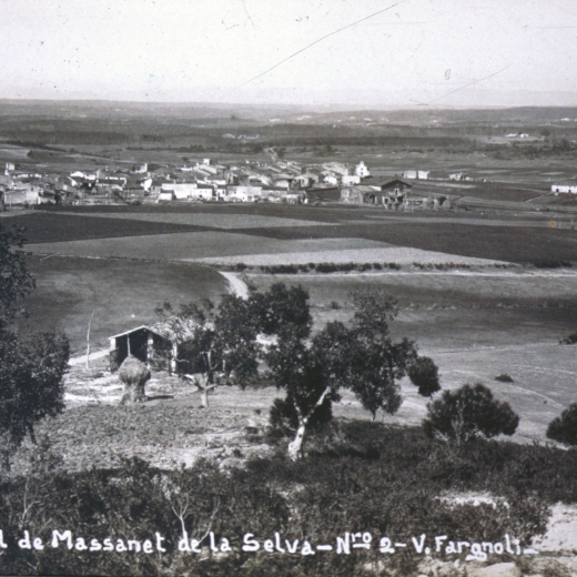 Vista de Maçanet de la Selva abans dels anys 20 quan encara no s'havia construït la carretera ni els nous col·legis.