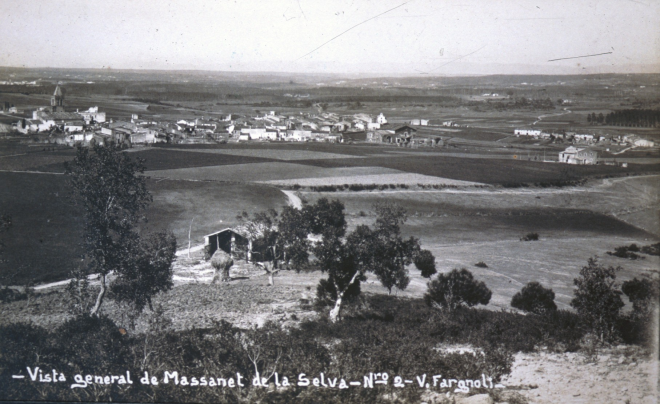 Vista de Maçanet de la Selva abans dels anys 20 quan encara no s'havia construït la carretera ni els nous col·legis.