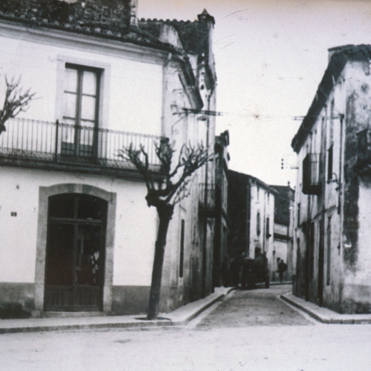 Vista de l'entrada del carrer Sant Sebastià des de la plaça de l'Església amb les antigues cases Can Cinto i Ca l'Ubà, més tard restaurades.