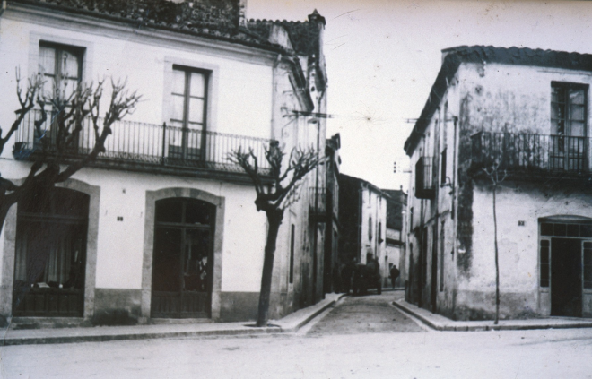 Vista de l'entrada del carrer Sant Sebastià des de la plaça de l'Església amb les antigues cases Can Cinto i Ca l'Ubà, més tard restaurades.