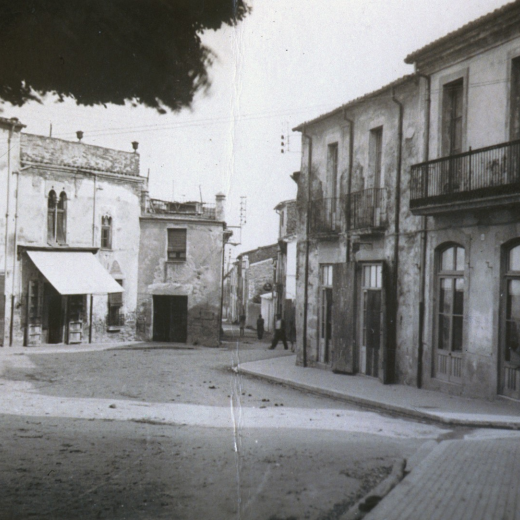 Vista parcial de la plaça de l'Església l'any 1945
