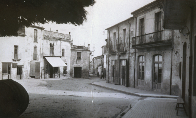 Vista parcial de la plaça de l'Església l'any 1945