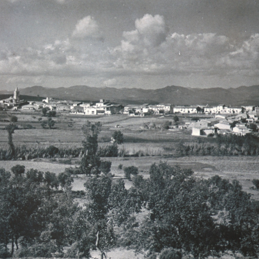 Vista general de la vila de Maçanet des del turó de Can Duana els anys 40