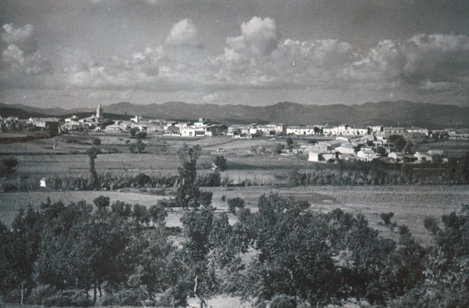 Vista general de la vila de Maçanet des del turó de Can Duana els anys 40
