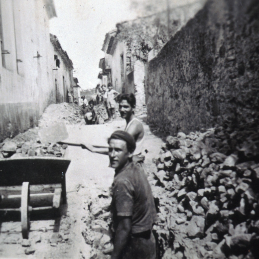 Treballs de col·locació de tuberies a les obres de sanejament de carrer Trullàs l'any 1950. A la foto veiem a Josep Ferrer.