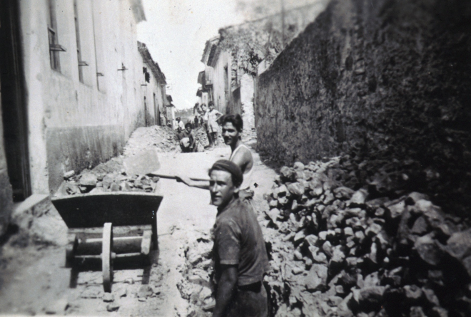 Treballs de col·locació de tuberies a les obres de sanejament de carrer Trullàs l'any 1950. A la foto veiem a Josep Ferrer.