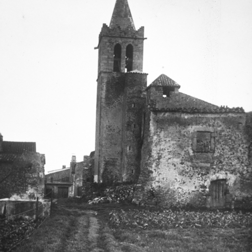 Vista del campanar i de l'antiga Tore Manresa l'any 1920