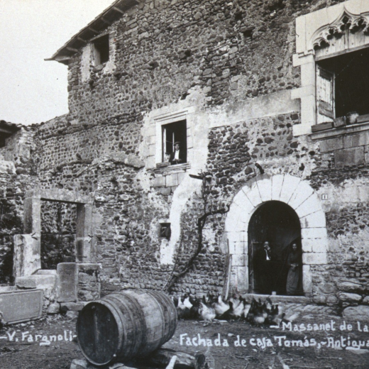 Vista de Can Tomàs, antigament Torre Foixà, a l'època que fou masia rural. Actualment, degudament restaurada, és el popular restaurant Palau de Foixà.