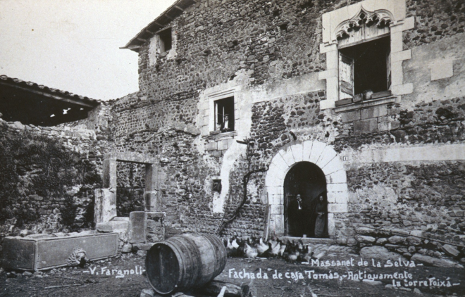 Vista de Can Tomàs, antigament Torre Foixà, a l'època que fou masia rural. Actualment, degudament restaurada, és el popular restaurant Palau de Foixà.