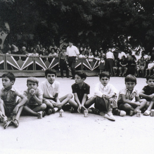 Jocs infantils a la pista jardí per la Festa Major de l'any 1974.

Els nois són d'esquerra a dreta: Hilari Casas, Llorenç Vila, Ramón Canal, Jaume Romaguera, Xavier Roura, Benjameí Pons, Joan Gelabert, Josep Perez i Salvador Guinart.